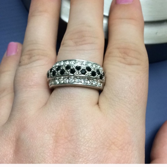 🌑Black & White Diamond Silver Tone Ring🌑 - Picture 6 of 7